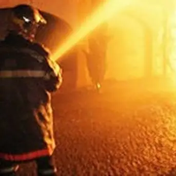 Tentano di calarsi dalla finestra per sfuggire alle fiamme, due feriti a Cosenza