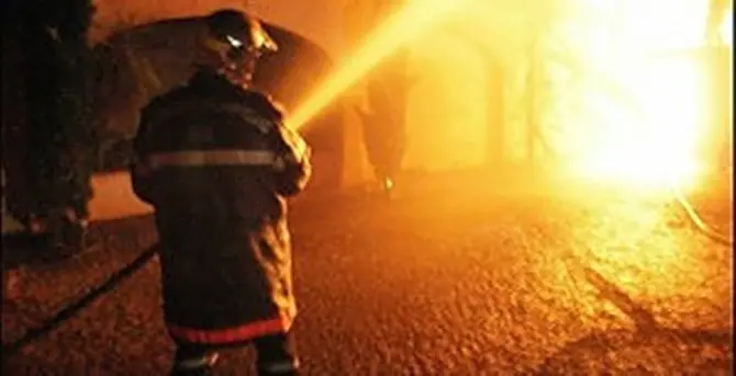 Tentano di calarsi dalla finestra per sfuggire alle fiamme, due feriti a Cosenza