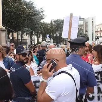 Catanzaro, la rabbia dei precari della sanità: «A 50 anni ci ritroviamo in piazza»