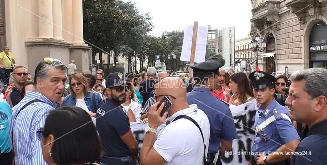 Catanzaro, la rabbia dei precari della sanità: «A 50 anni ci ritroviamo in piazza»