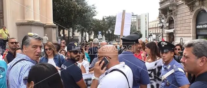 Catanzaro, la rabbia dei precari della sanità: «A 50 anni ci ritroviamo in piazza»