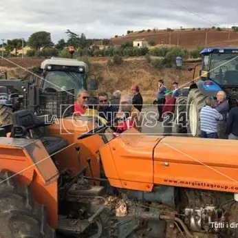 No all'ampliamento della discarica di Cassano, agricoltori bloccano l'accesso