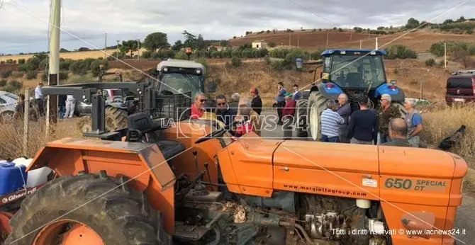 No all'ampliamento della discarica di Cassano, agricoltori bloccano l'accesso