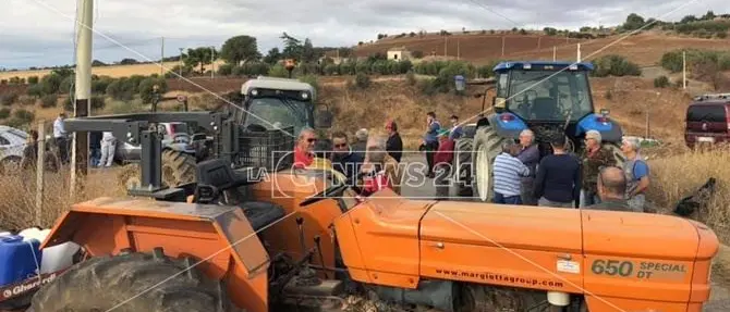 No all'ampliamento della discarica di Cassano, agricoltori bloccano l'accesso