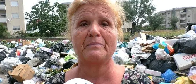 Lamezia, cittadini barricati in casa: «Siamo ostaggio dei rifiuti»