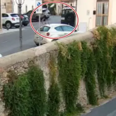 Omicidio a Crotone, il presunto killer immortalato a gettare la pistola