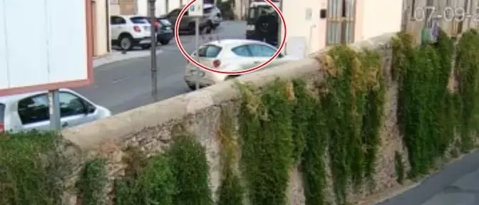 Omicidio a Crotone, il presunto killer immortalato a gettare la pistola