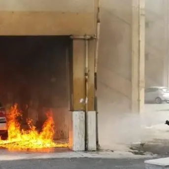 Auto in fiamme vicino ai tubi del gas, vigili del fuoco decisivi