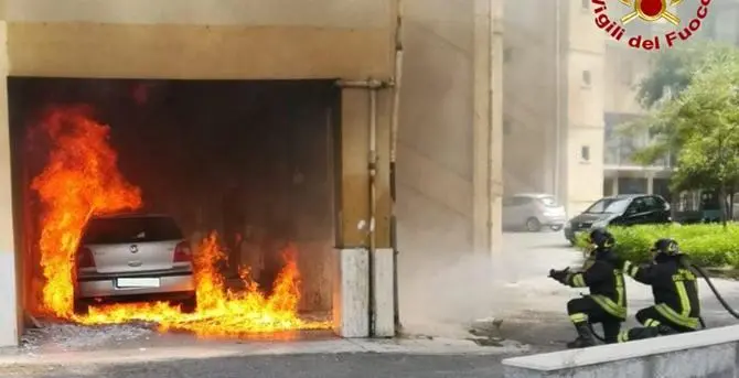 Auto in fiamme vicino ai tubi del gas, vigili del fuoco decisivi