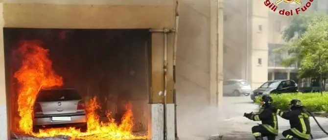 Auto in fiamme vicino ai tubi del gas, vigili del fuoco decisivi