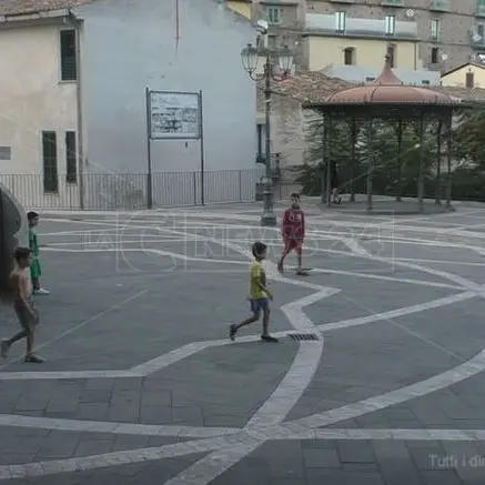 «Fanno troppo rumore». E il Comune vieta la piazza ai bambini