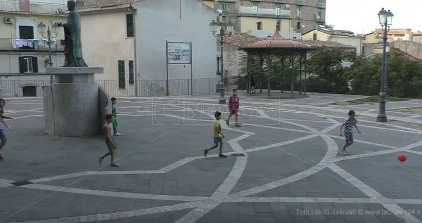 «Fanno troppo rumore». E il Comune vieta la piazza ai bambini