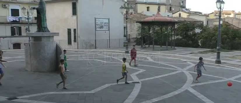 «Fanno troppo rumore». E il Comune vieta la piazza ai bambini