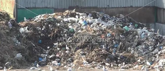 Caos rifiuti, impianti stracolmi e camion fermi ai cancelli