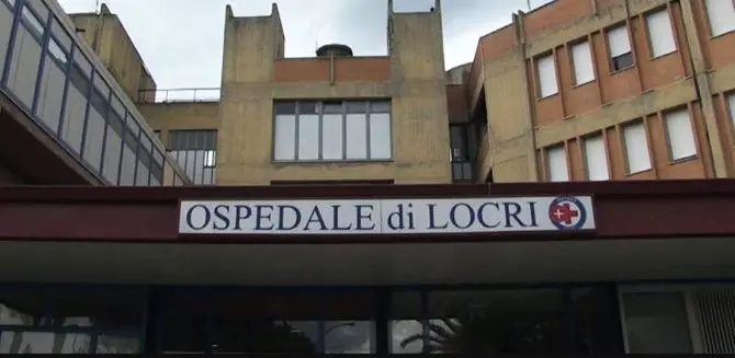 Ospedale di Locri, blocco dei ricoveri in Ortopedia. Il sindaco: «Non ci arrendiamo»