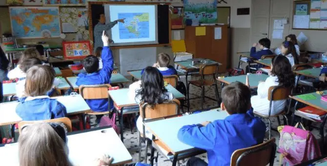 Scuola, l’educazione civica non torna in classe. Almeno per ora