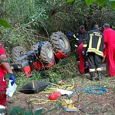 Muore schiacciato sotto un trattore, tragedia a Platania