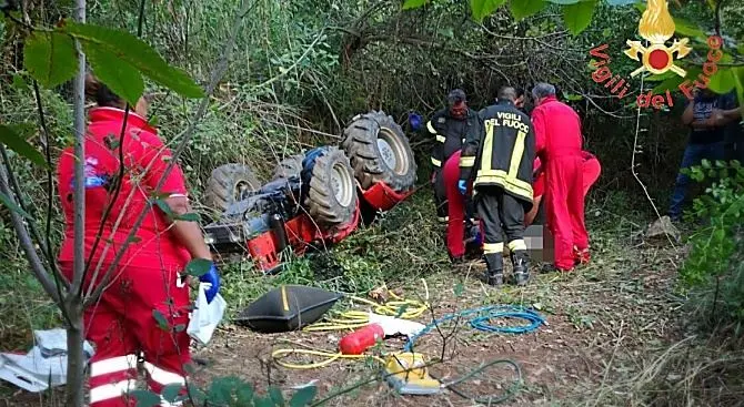 Muore schiacciato sotto un trattore, tragedia a Platania