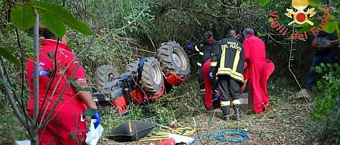 Muore schiacciato sotto un trattore, tragedia a Platania