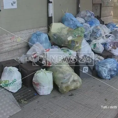 L'emergenza rifiuti si sposta a Cosenza. Polemiche sul nuovo ecodistretto