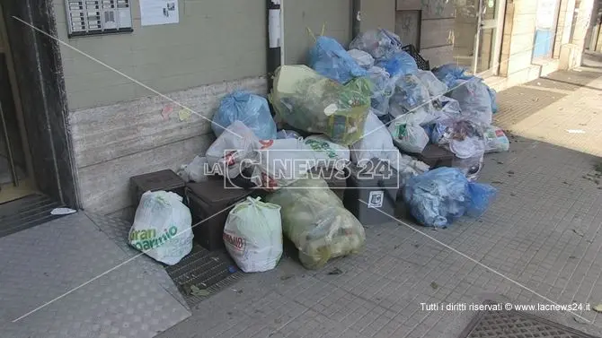 L'emergenza rifiuti si sposta a Cosenza. Polemiche sul nuovo ecodistretto