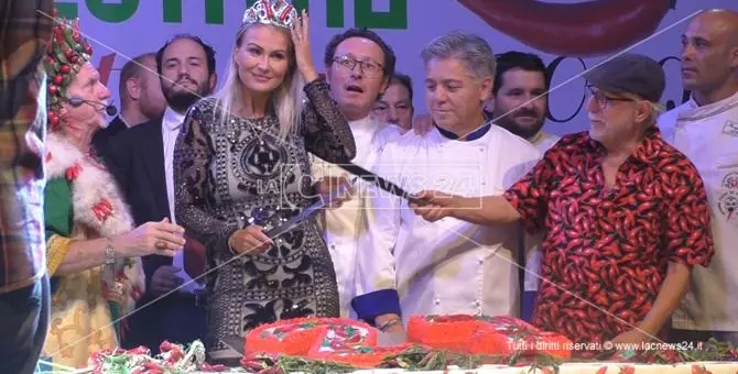 Diamante capitale del peperoncino, Eva Henger apre la nuova edizione