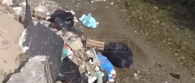 Alberi e rifiuti nelle fiumare, è allarme in attesa delle piogge