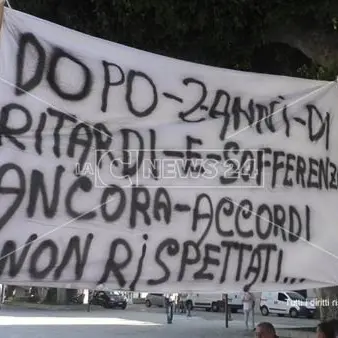 «Basta, trovino il modo di pagarci»: l'urlo dei lavoratori Avr di Reggio