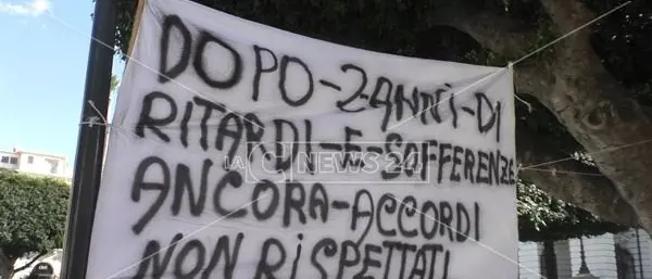 «Basta, trovino il modo di pagarci»: l'urlo dei lavoratori Avr di Reggio