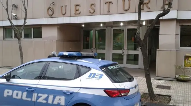 Cosenza, tenta di speronare l'auto dell'ex moglie: allontanato