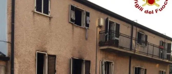 Incendio in un edificio a Bisignano, residenti salvati dai vigili del fuoco