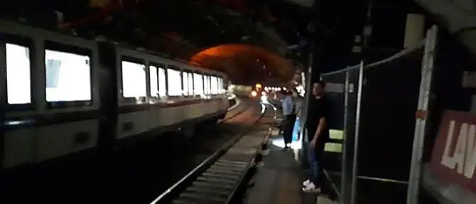 Caos metro Roma: passeggeri a piedi per centinaia di metri sotto la galleria