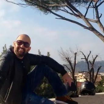Sbalzato fuori dall’auto viene travolto da pullman: calabrese muore a Roma