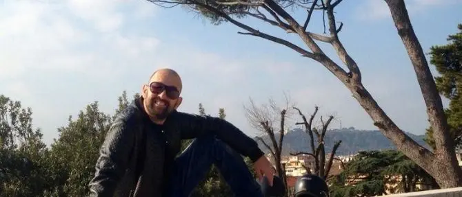 Sbalzato fuori dall’auto viene travolto da pullman: calabrese muore a Roma