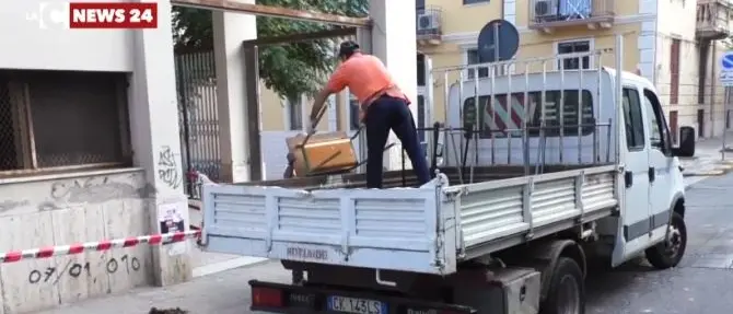 La scuola di Palmi cade a pezzi, il sindaco costretto a chiuderla: classi trasferite