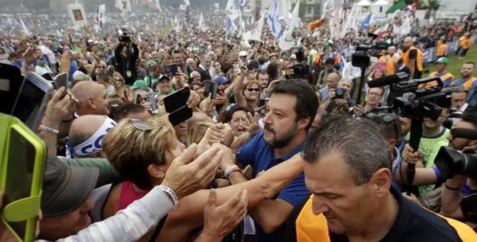 Pontida, bagno di folla per Salvini: «Odio e paura non abitano qui»