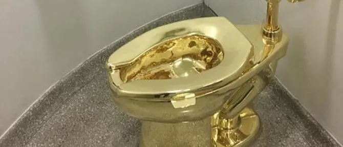 Furto milionario, rubato il water d’oro dell’artista Maurizio Cattelan