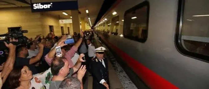 Frecciargento di Sibari pronto a partire, Oliverio inaugura e il vescovo benedice