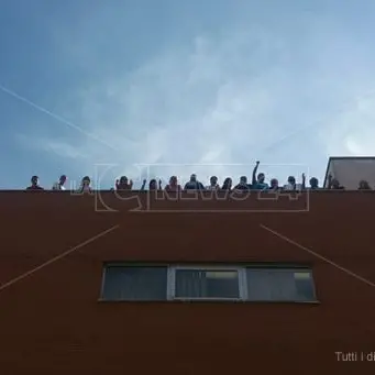 Eludono la vigilanza e salgono sul tetto, la protesta dei precari della sanità