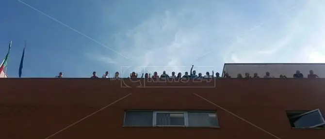 Eludono la vigilanza e salgono sul tetto, la protesta dei precari della sanità