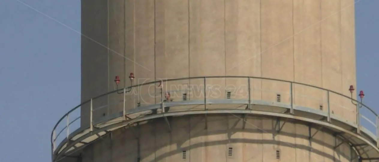 Corigliano-Rossano, disoccupato disperato sale sulla ciminiera dell’Enel