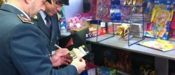 Lamezia, i finanzieri sequestrano oltre 2mila articoli contraffatti