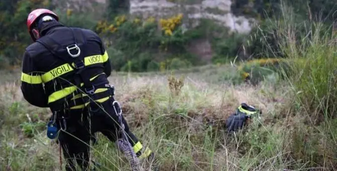 Getta il figlio di quattro mesi in un fossato e lo uccide a bastonate