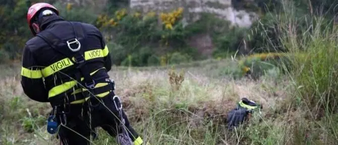 Getta il figlio di quattro mesi in un fossato e lo uccide a bastonate