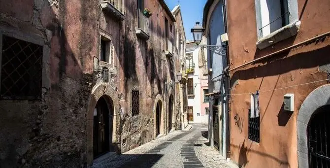 Crotone, minaccia i passanti con una bottiglia di vetro: denunciato