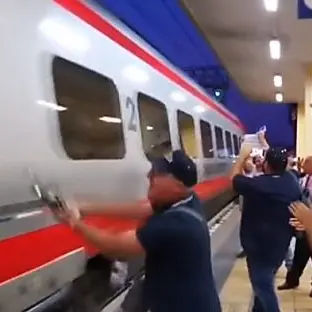 La festa, i cori e l'esultanza per lo storico arrivo del Frecciargento a Sibari