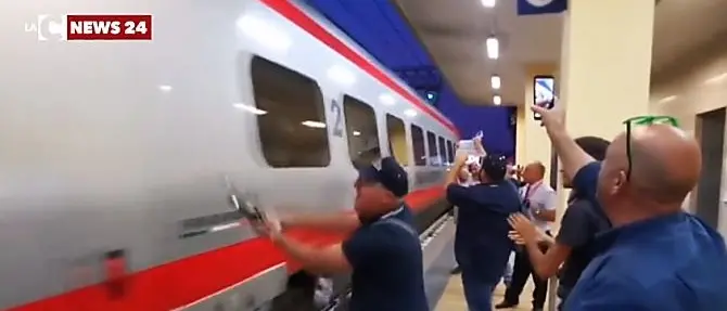 La festa, i cori e l'esultanza per lo storico arrivo del Frecciargento a Sibari