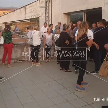 Cosenza, la protesta dei precari della sanità continua anche di notte