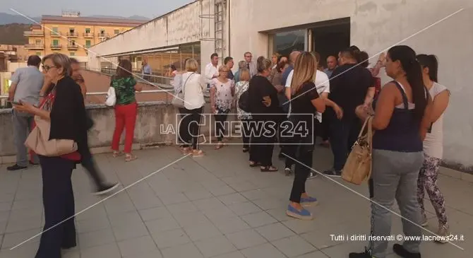 Cosenza, la protesta dei precari della sanità continua anche di notte