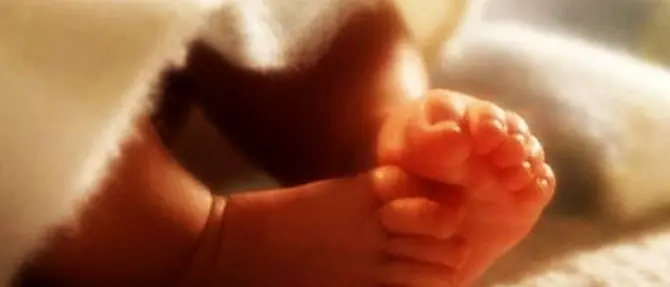 Neonato trovato morto in una scarpata, disposta l'autopsia